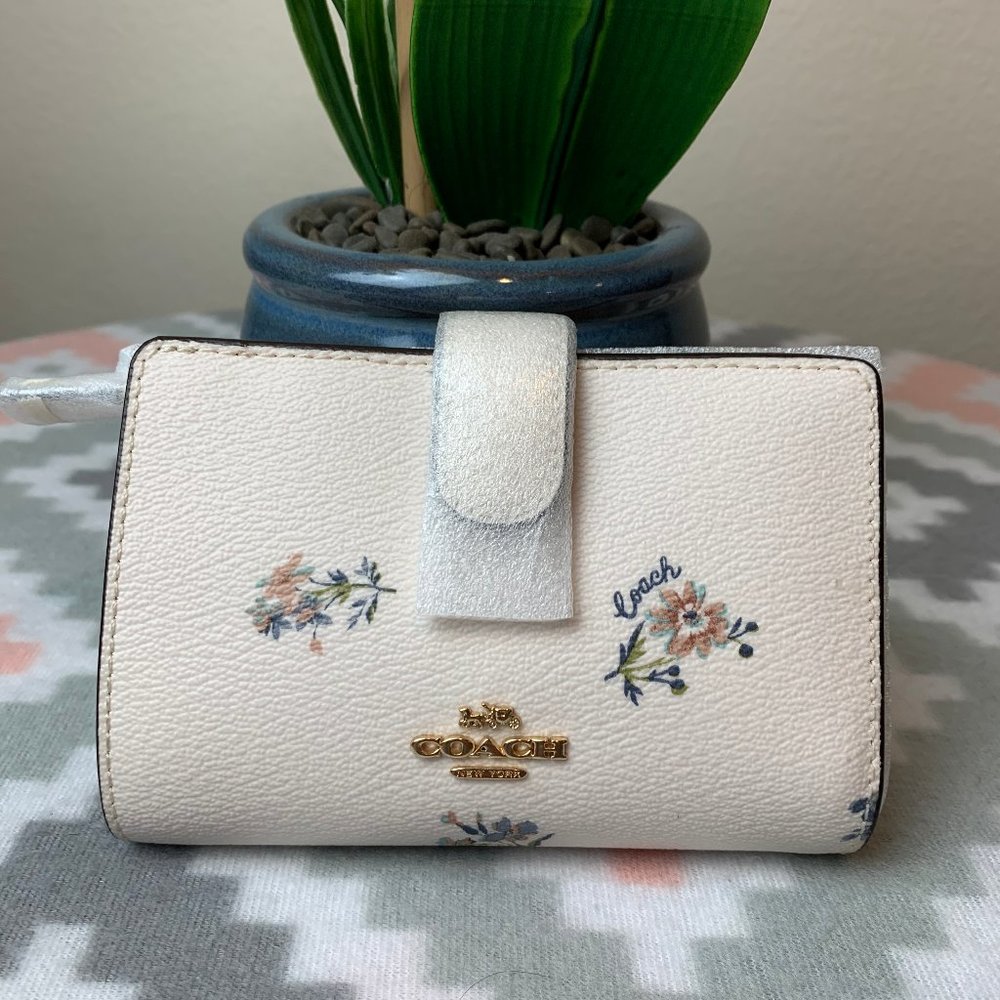 Coach Medium Corner Zip Wallet W/ Dandelion Print